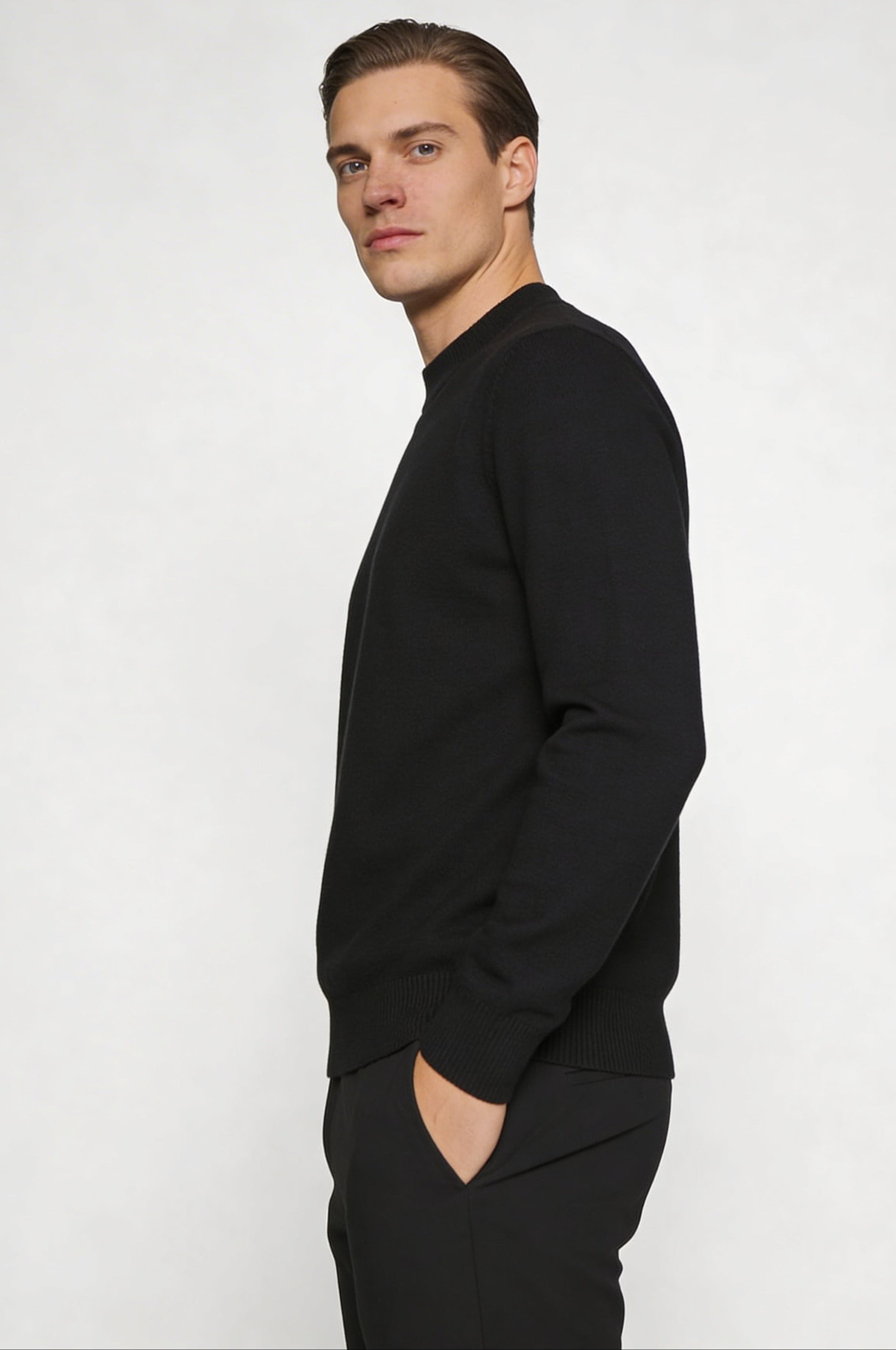 NARETH CREWNECK SWEATER – BLACK