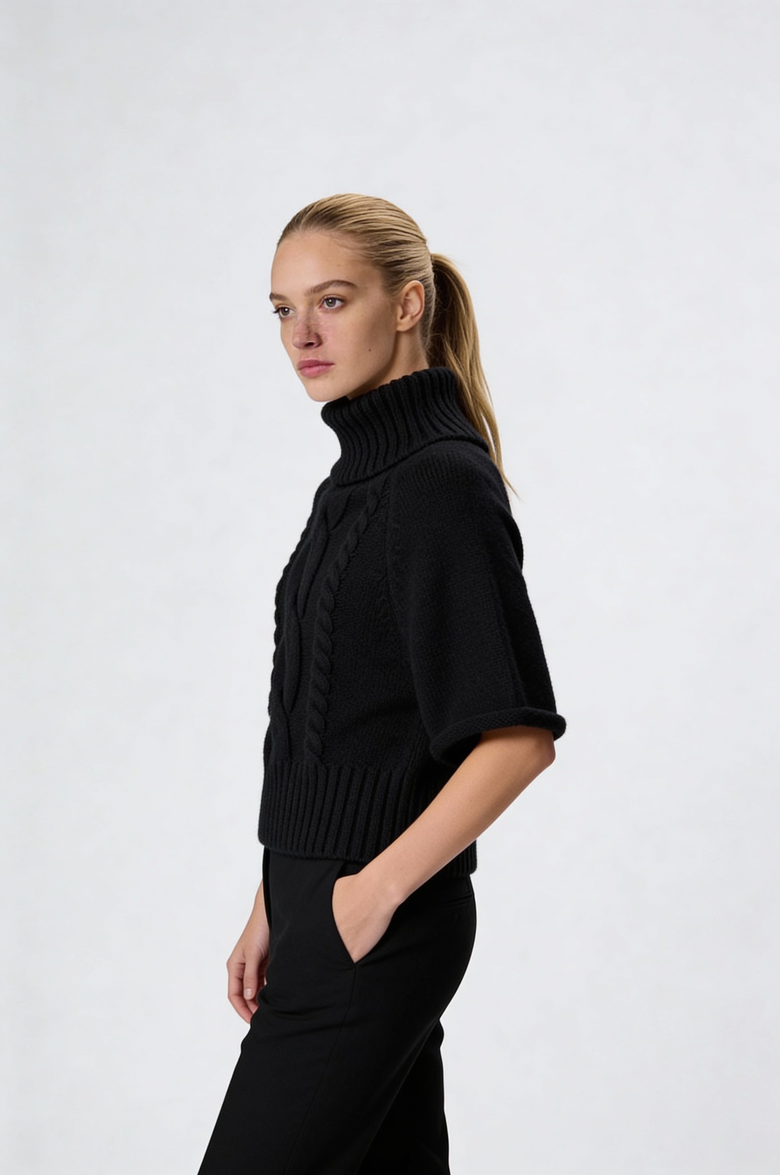 SERIVA CABLE-KNIT SWEATER VEST – BLACK