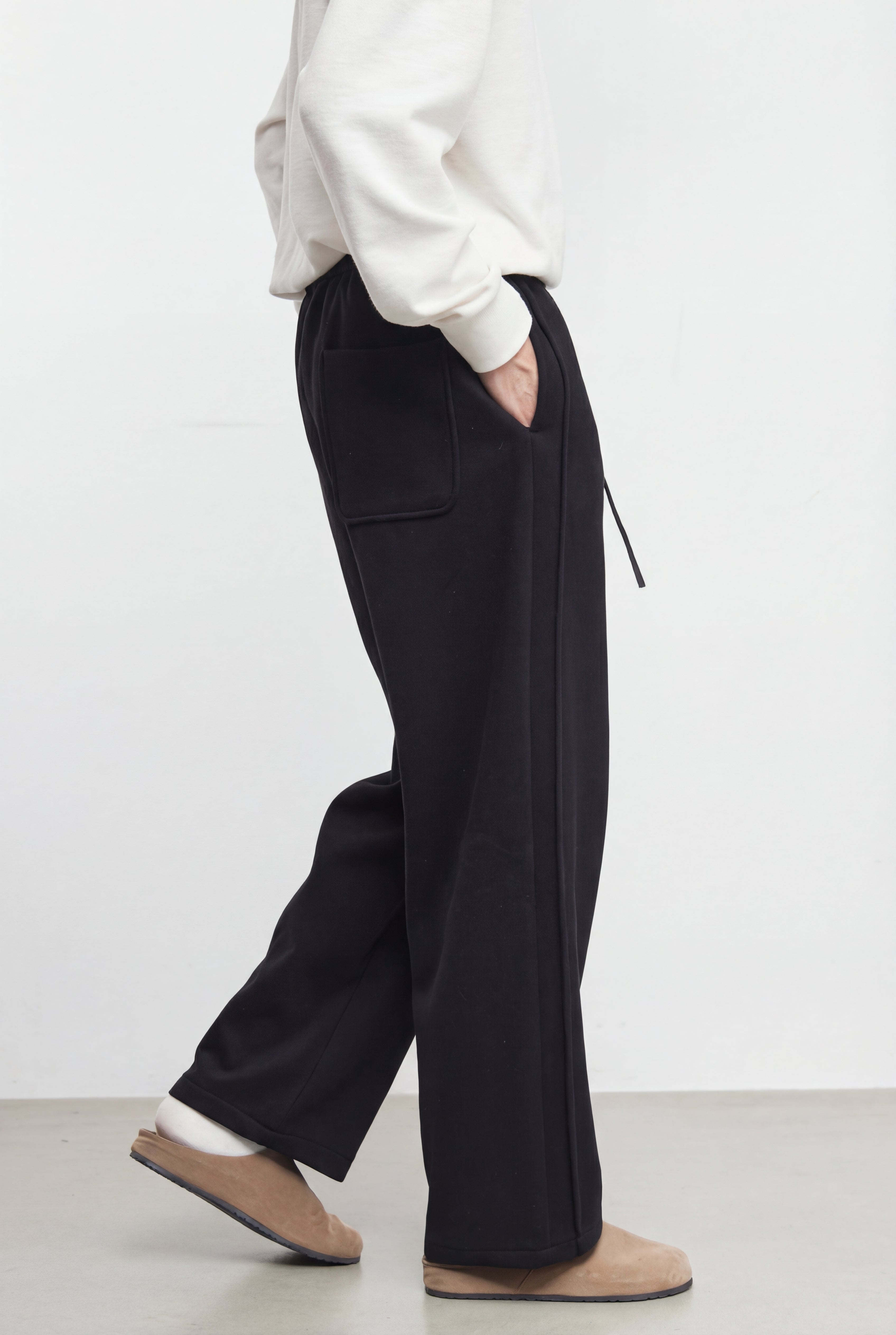 VALTHERO FLEECE SWEATPANTS – BLACK