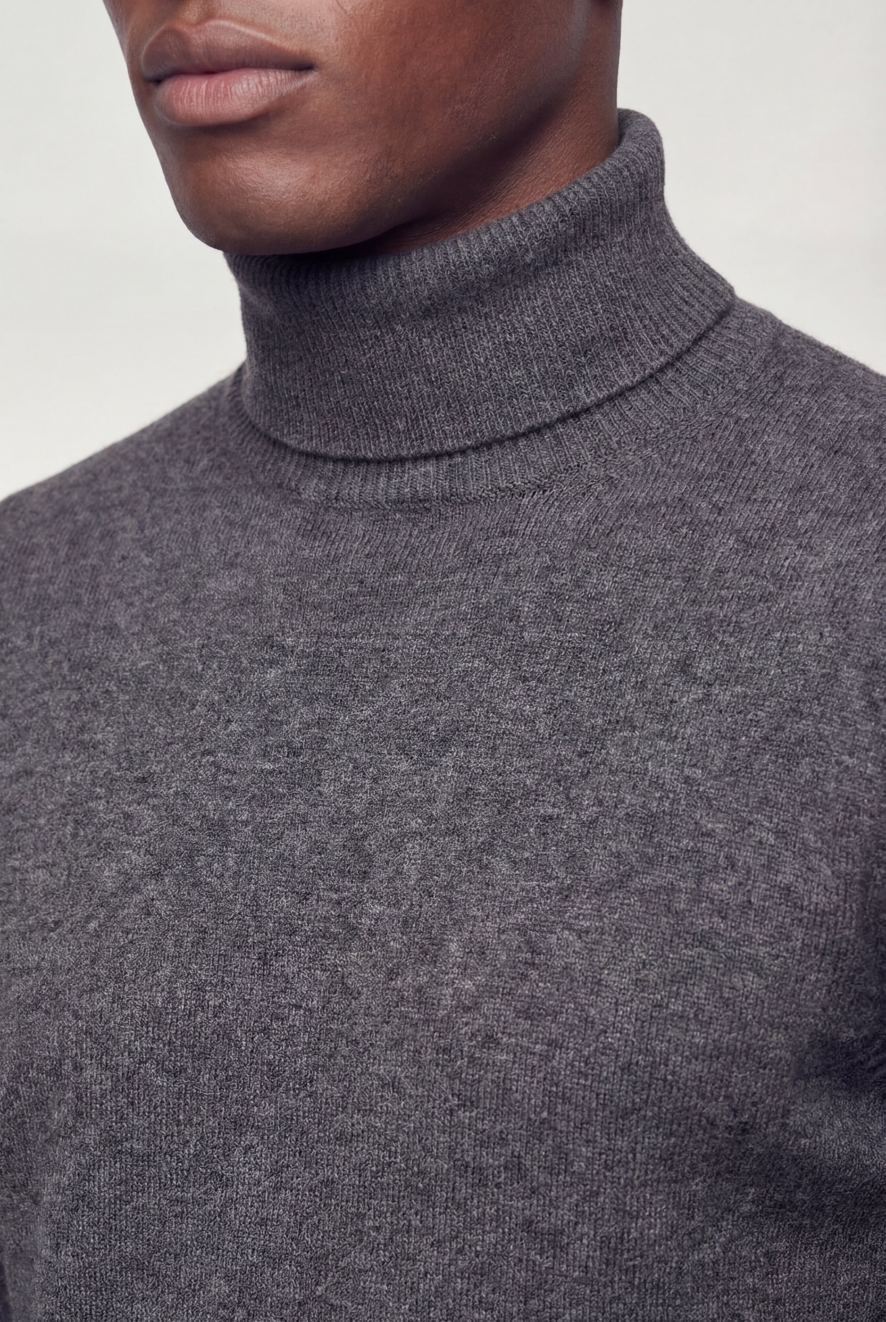 ELVAREN TURTLENECK SWEATER – DARK GRAY