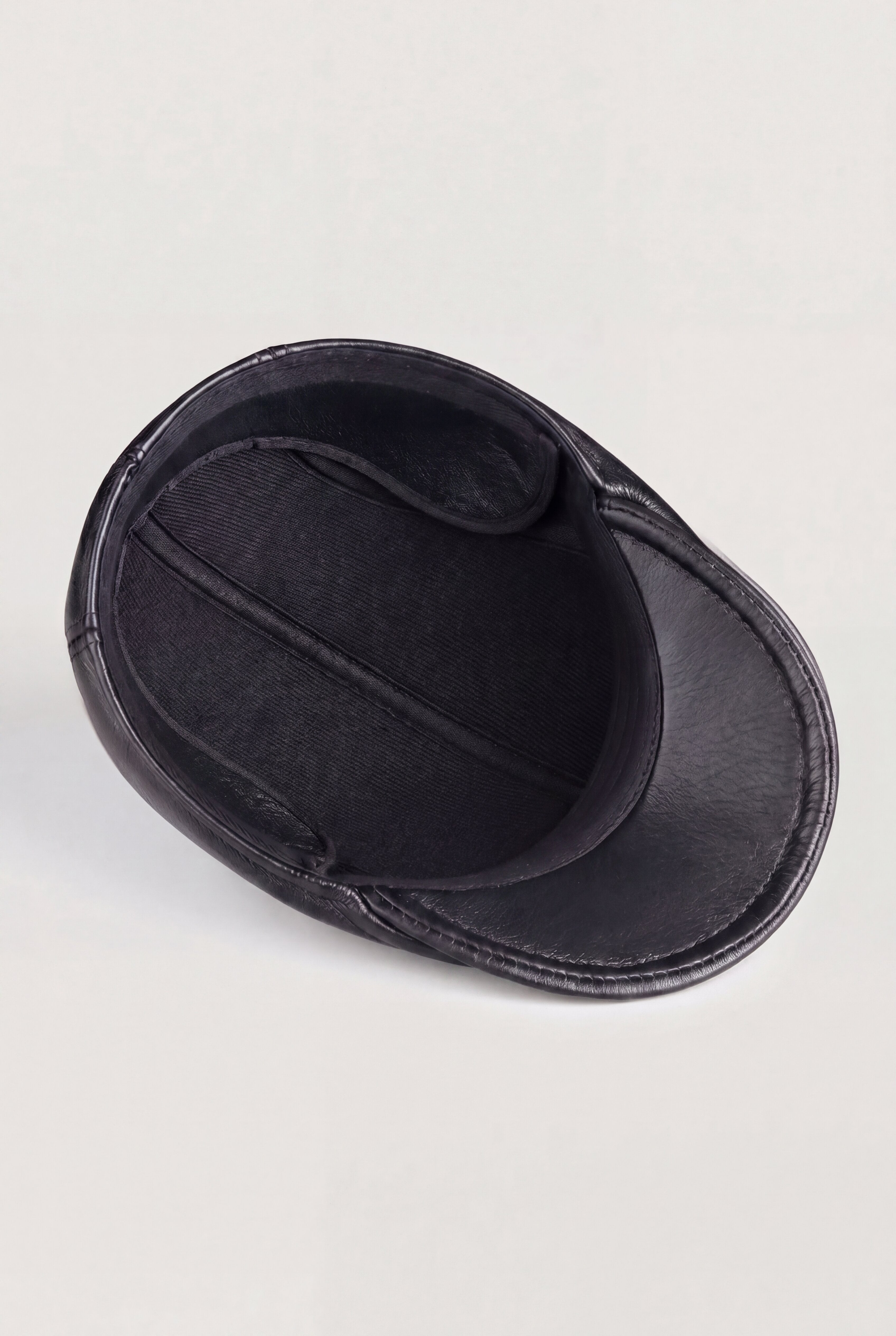ULVANE LEATHER FLAT CAP - BLACK
