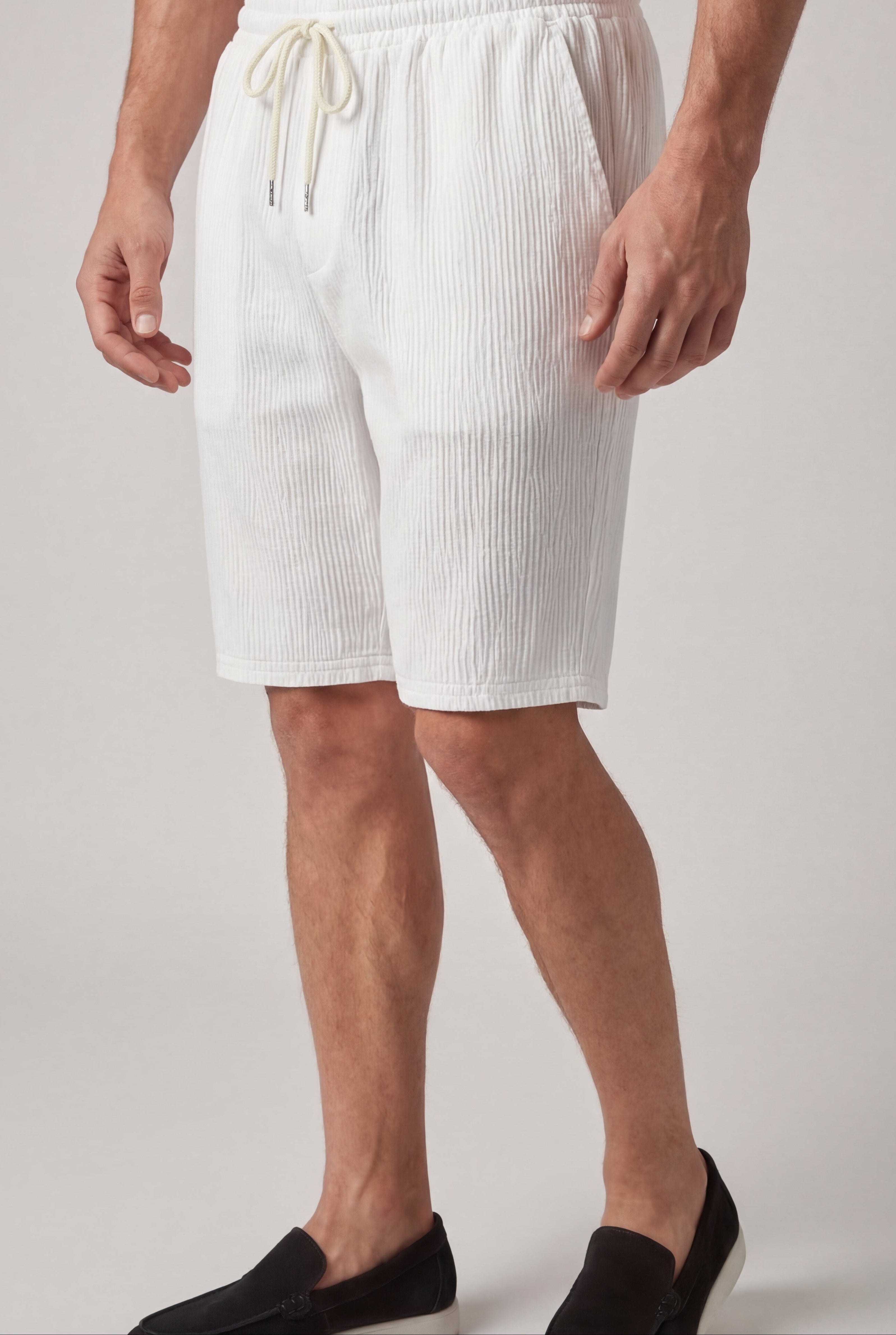 ZELVORIN TEXTURED DRAWSTRING SHORTS – WHITE